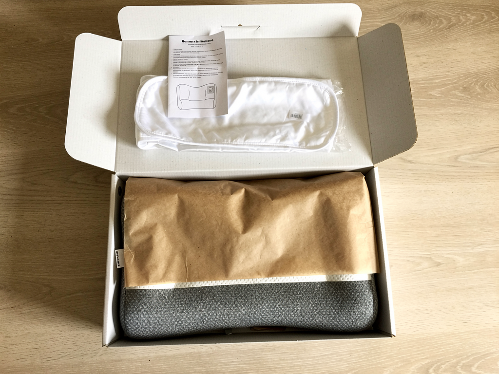 Caja abierta de comfortsleep mostrando almohada, funda removible y folleto