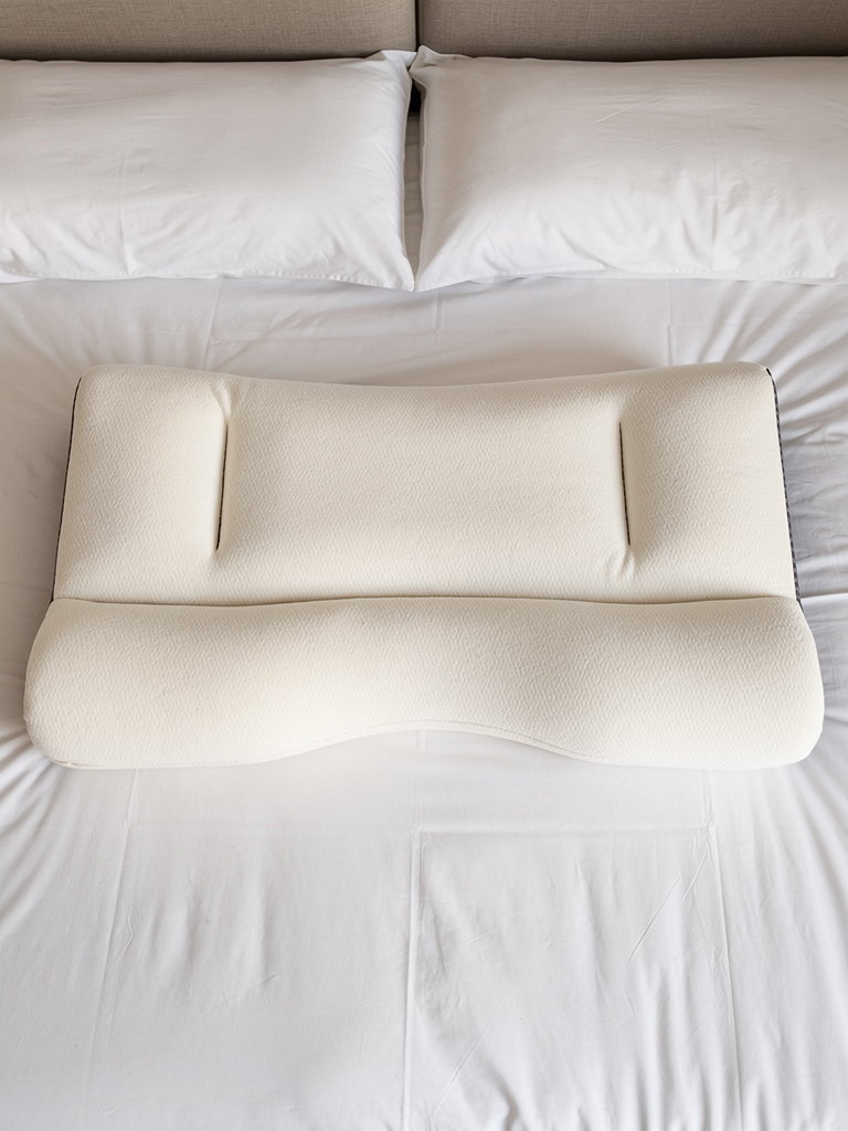 Almohada ComfortSleep doble altura vista cenital sobre cama matrimonio espanola