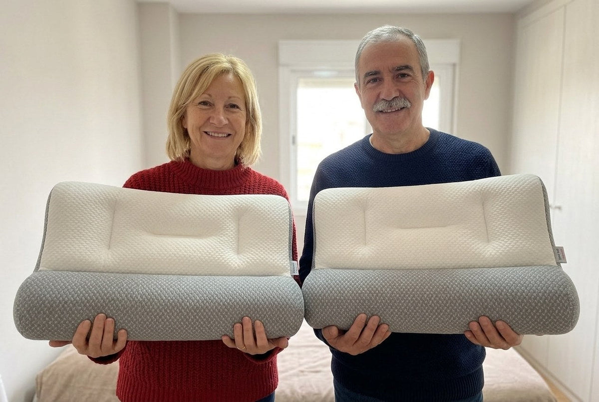 Pareja de unos sesenta años, cada uno con su almohada ComfortSleep: la oferta de una y la segunda gratis