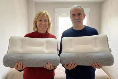 Pareja de unos sesenta años, cada uno con su almohada ComfortSleep: la oferta de una y la segunda gratis
