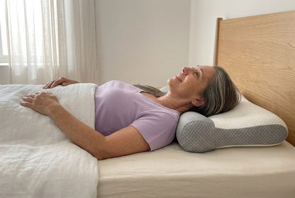 Despertarse boca arriba con el cuello apoyado en el reborde gris de la almohada ComfortSleep