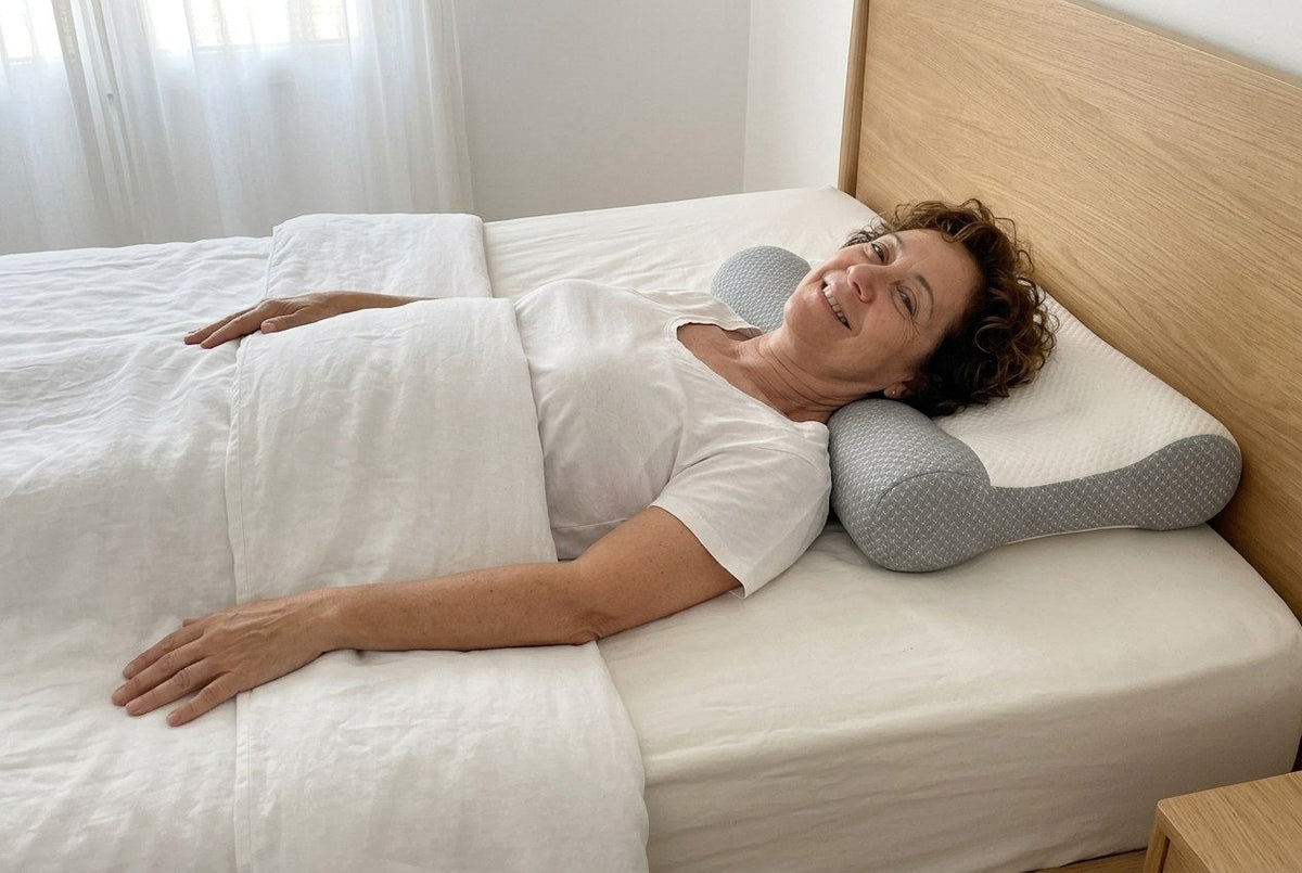 Despertarse boca arriba con el cuello apoyado en el reborde gris de la almohada ComfortSleep
